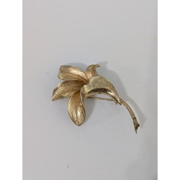 Pegasus Coro Gold Tone Flower Lillies‎ Pin Brooch Vintage Signed - Picture 1 of 5